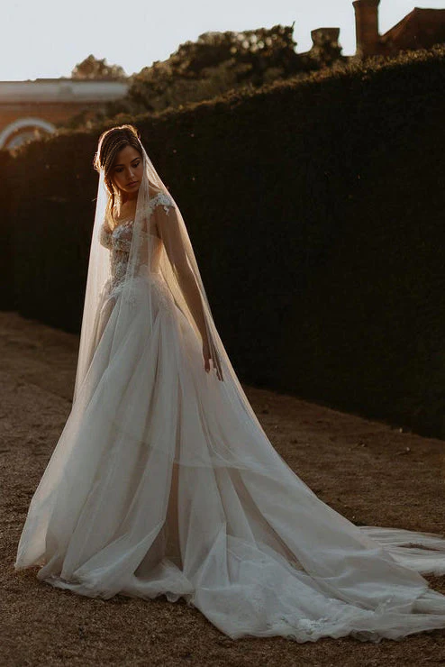 Hermosos vestidos de novia de tul con apliques, corte A y hombros descubiertos para playa